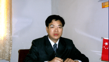中学高级教师,民盟洪山工委副主委,武汉市长虹中学校长,洪山区第十三