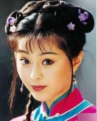 范冰冰在《还珠格格》里只是一个小丫头,但是随后却迅速在演艺圈走红.