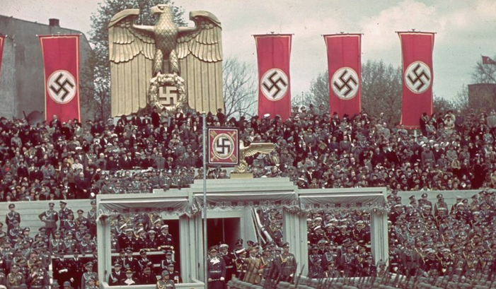 苏军击溃德国100万大军,占领柏林,希特勒自杀身亡,法西斯德国宣告灭亡
