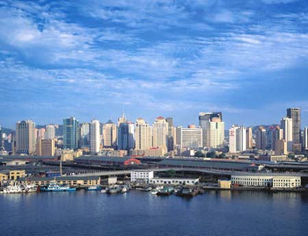 同时挂"大连金州新区管委会"和"大连市金州区人民政府"的牌子.