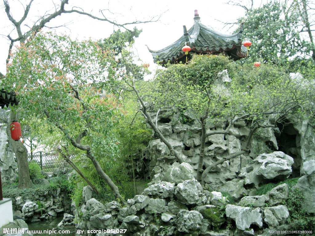 苏州古典园林宅园合一,可赏,可游,可居,这种建筑形态的形成,是在人口密集和缺乏自然风光的城市中,人类依恋自然,追求与自然和谐相处,美化和完善自身居住环境的一种创造。拙政园、留园、网师园、环秀山庄这四座古典园林,建筑类型齐全,保存完整,系统而全面地展示了苏州古典园林建筑的布局、结构、造型、风格、色彩以及装修、家具、陈设等各个方面内容,是明清时期(14~20世纪初)江南民间建筑的代表作品,反映了这一时期中国江南地区高度的居住文明,曾影响到整个江南城市的建筑格调,带动民间建筑的设计、构思、布局、审美以及施工技术