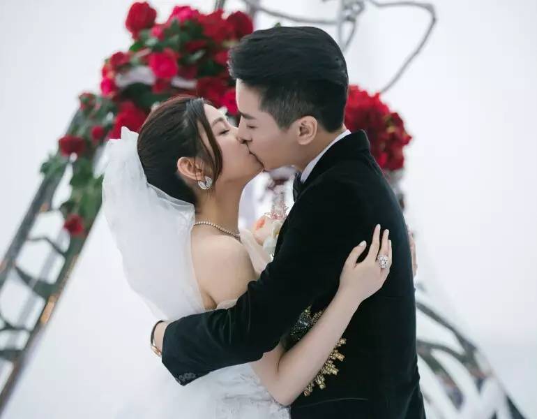 陈晓吻陈妍希甜到犯规!明星婚礼甜蜜Kiss大合集