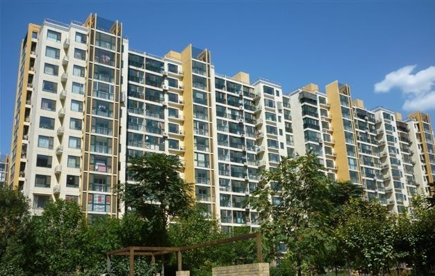 普通住宅小区共6栋楼,其他5栋在一个院子里,还