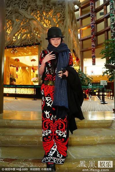 杨丽萍冬至现身广州 一身红黑民族时尚装获好